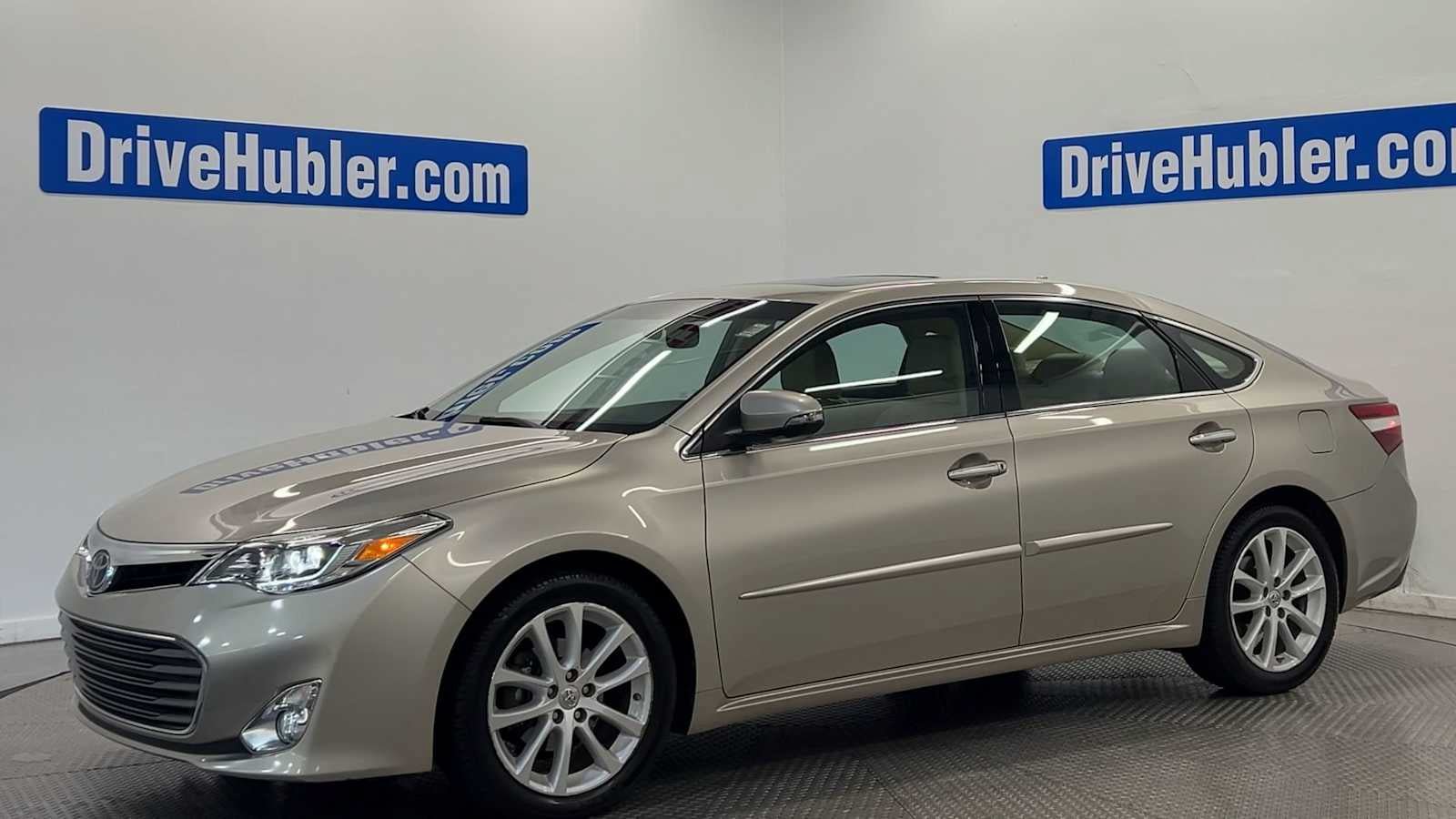 Used 2015 Toyota Avalon Limited w/ Technology Package FWD image 4
