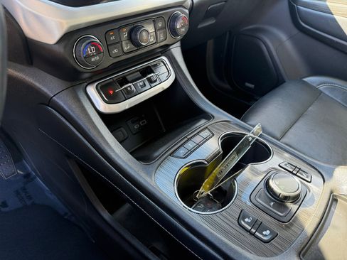 Used 2023 GMC Acadia SLT image 13