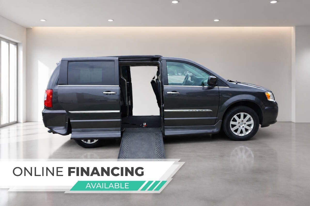Used 2016 Chrysler Town & Country Touring w/ Driver Convenience Group FWD image 2
