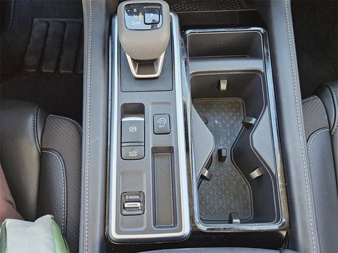 Used 2025 Nissan Pathfinder SL image 16