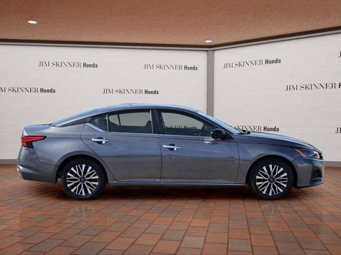 Used 2024 Nissan Altima 2.5 SV FWD image 7