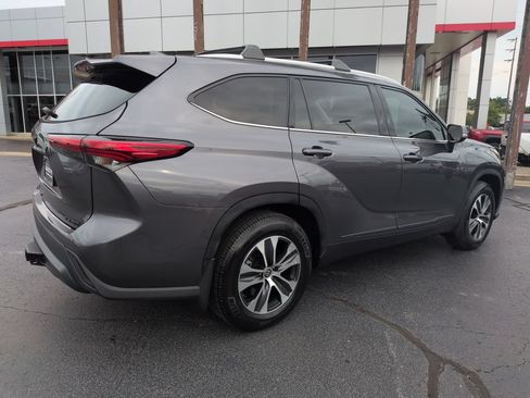 Used 2022 Toyota Highlander XLE AWD/4WD image 5