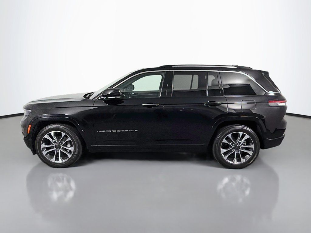 Used 2023 Jeep Grand Cherokee Overland AWD/4WD image 4