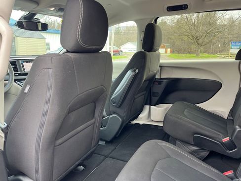 Used 2023 Chrysler Voyager LX image 30