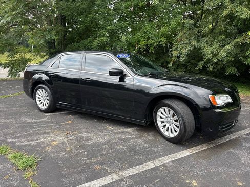 Used 2013 Chrysler 300 RWD image 1