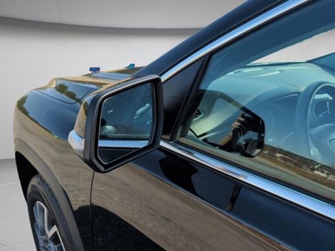 Used 2023 GMC Acadia SLE image 13