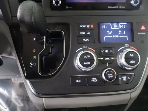 Used 2018 Toyota Sienna LE image 17