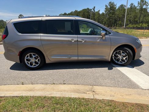 Used 2018 Chrysler Pacifica Limited w/ Advanced Safetytec Group FWD image 10