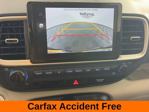 Used 2022 Hyundai Venue Limited image 3