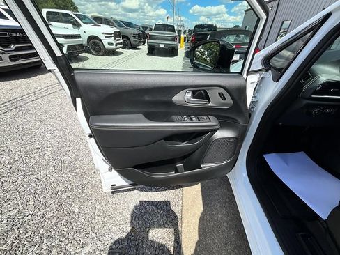 Used 2024 Chrysler Pacifica Limited w/ Uconnect Theater Family Group FWD image 11