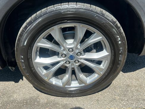 Used 2021 Ford Explorer Limited w/ Equipment Group 301A AWD/4WD image 10