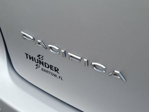 Used 2024 Chrysler Pacifica Touring-L FWD image 7