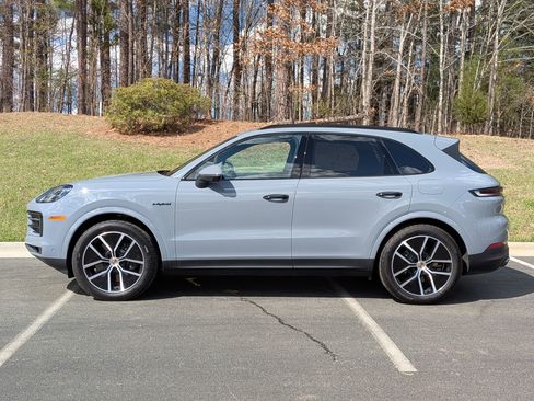 Certified 2025 Porsche Cayenne GTS AWD/4WD image 2