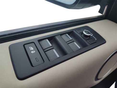 Used 2017 Land Rover Discovery HSE image 21