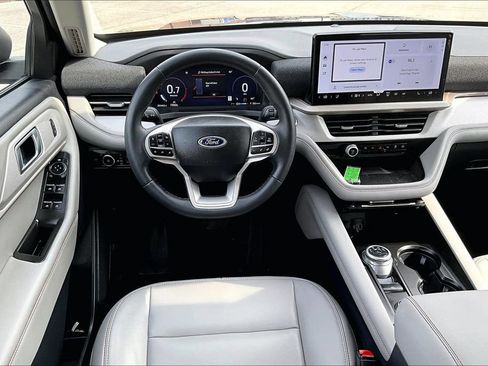 Used 2025 Ford Explorer Active w/ Active Comfort Package RWD image 5