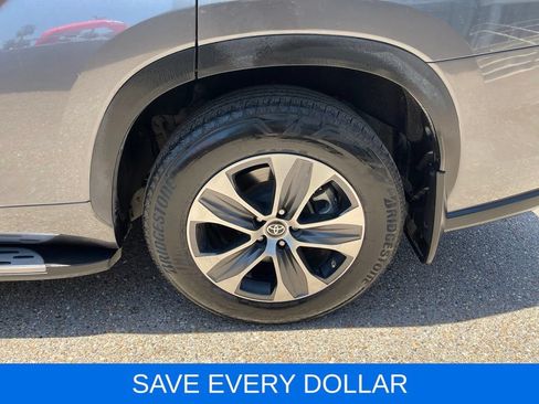 Used 2024 Toyota Highlander XLE FWD image 23