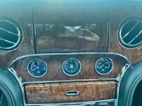 Used 2014 Bentley Mulsanne image 38