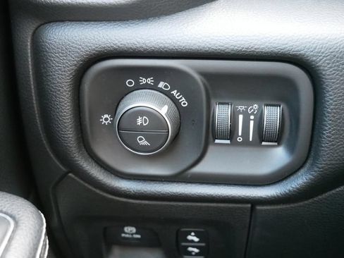 Used 2020 RAM 1500 Laramie AWD/4WD image 18