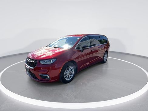 Used 2024 Chrysler Pacifica Touring-L FWD image 7