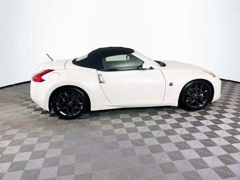 Used 2015 Nissan 370Z Touring image 27