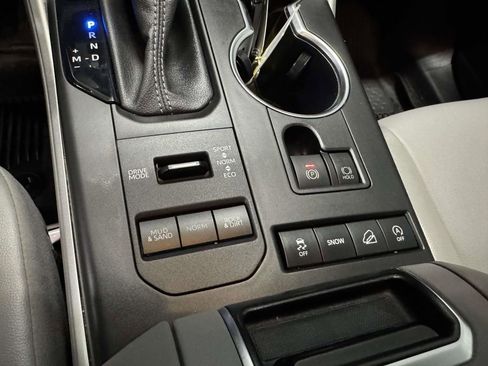 Used 2022 Toyota Highlander XLE AWD/4WD image 26