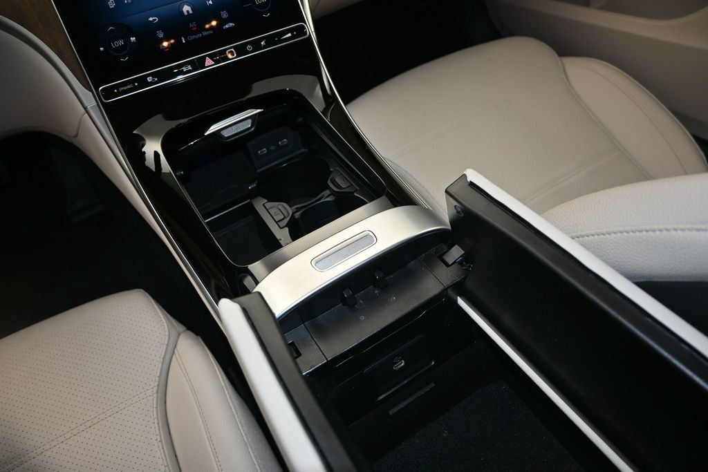 Used 2025 Mercedes-Benz C 300 Sedan image 25