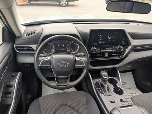 Used 2025 Toyota Highlander LE FWD image 29