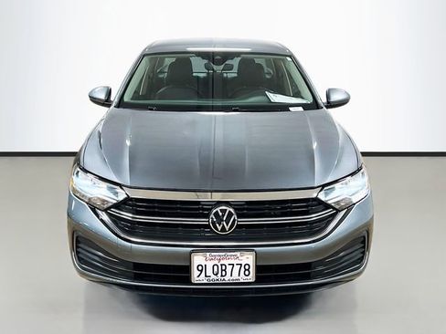 Used 2024 Volkswagen Jetta SE image 2