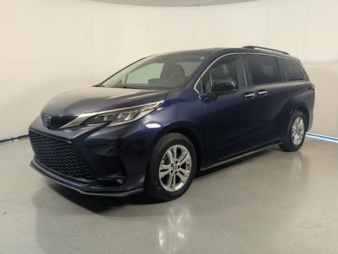 Used 2022 Toyota Sienna XSE AWD/4WD image 3