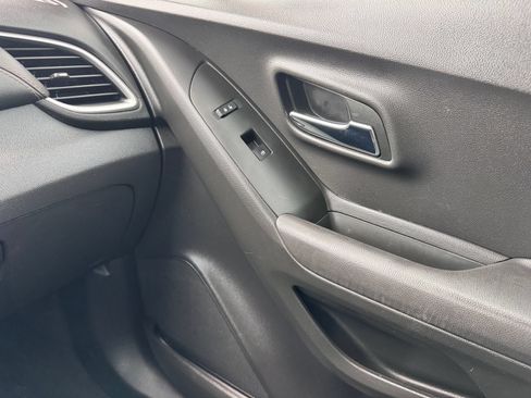 Used 2019 Chevrolet Trax LT w/ LT Convenience Package FWD image 22
