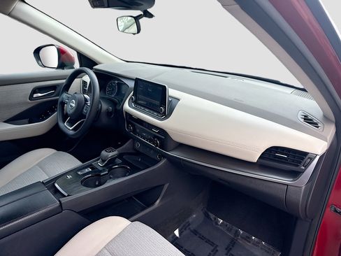 Used 2023 Nissan Rogue SV image 32