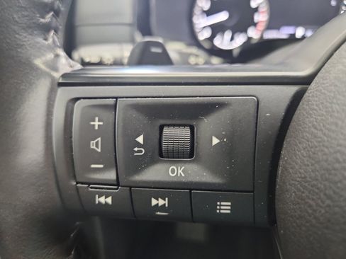 Used 2024 Nissan Pathfinder SV image 12