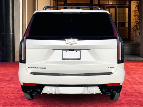 Certified 2024 Cadillac Escalade ESV V w/ LPO, ONYX Package image 5