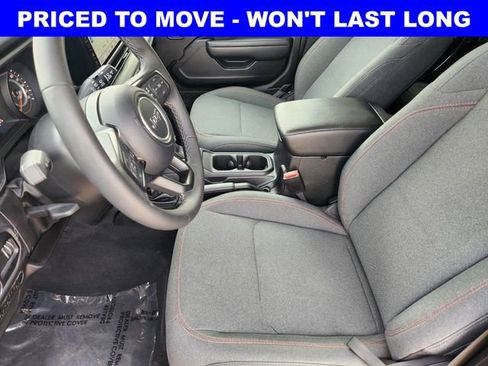Used 2025 Jeep Wrangler Unlimited Rubicon AWD/4WD image 4