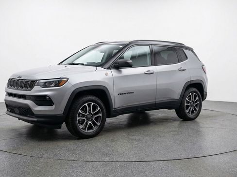 Used 2025 Jeep Compass Trailhawk AWD/4WD image 2