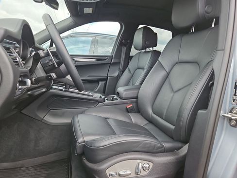 Certified 2026 Porsche Macan AWD/4WD image 5
