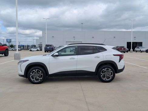 Used 2025 Chevrolet Trax LT FWD image 3