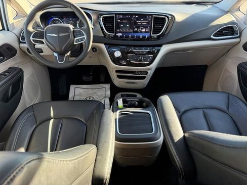 Used 2024 Chrysler Pacifica Touring-L image 14