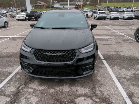 Used 2025 Chrysler Pacifica Limited image 4