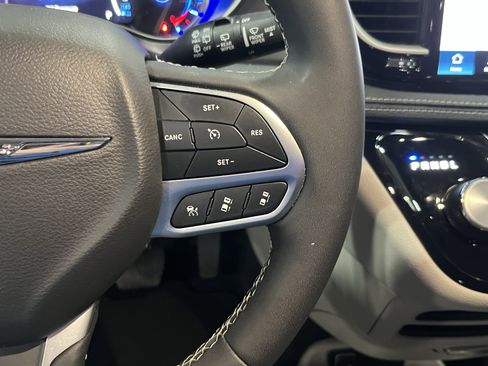Used 2024 Chrysler Pacifica Select image 21