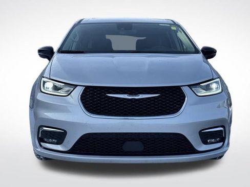 Used 2024 Chrysler Pacifica Touring-L image 3