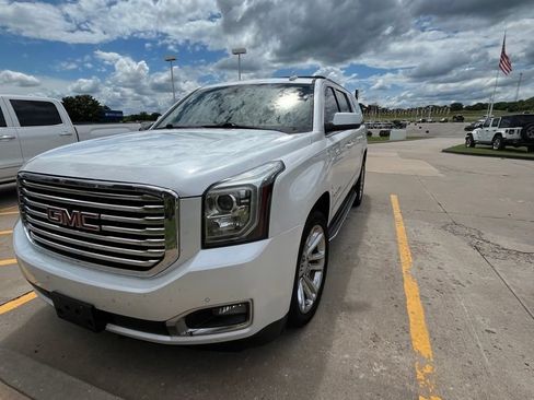 Used 2017 GMC Yukon XL SLT w/ Premium Edition AWD/4WD image 2