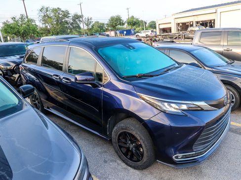 Used 2022 Toyota Sienna XLE w/ XLE Plus Package AWD/4WD image 7