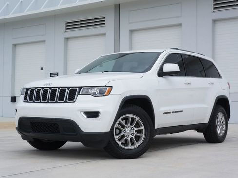 Used 2018 Jeep Grand Cherokee Laredo image 5