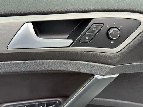 Used 2015 Volkswagen Golf S image 16