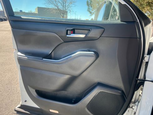 Used 2022 Toyota Highlander XLE image 13