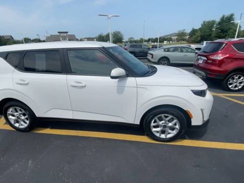 Used 2025 Kia Soul LX w/ LX Technology Package FWD image 3