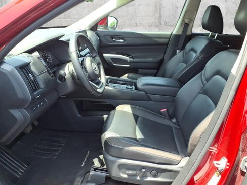 Used 2025 Nissan Pathfinder SL AWD/4WD image 4
