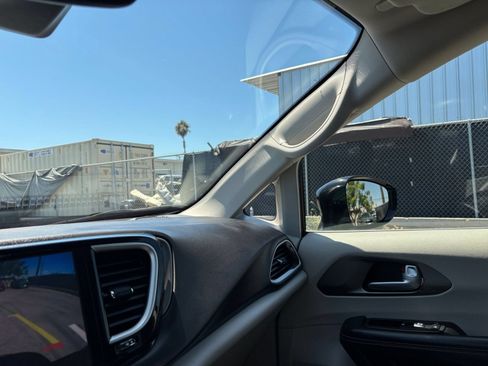 Used 2024 Chrysler Pacifica Touring-L FWD image 37