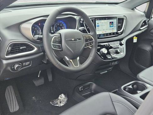 New 2025 Chrysler Voyager LX image 9